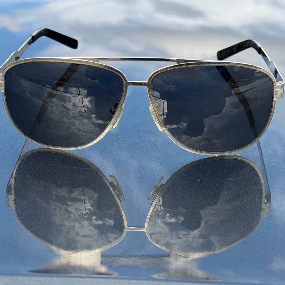 Louis Vuitton- Authentic Stylish Silver Aviator Sunglasses